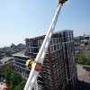 Booster op kermis gaat vlak langs de woningen, plein '44. Nijmegen, 6-6-2016 .