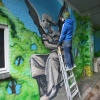 In het tunneltje van de straat Houthof in het centrum van Nijmegen, maakt schilder Robert Jan Brink een muurschildering. Nijmegen, 10-12-2015 .