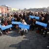 Hoek Nono Wardenaarstraat, Laan van Oost-Indi?. Daar speecht Ben van Hees en deelt daarna 7 straatnaamborden uit aan families van Indische Nijmegenaren. Nijmegen, 17-3-2016 .