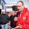 Actie bij slachterij Hilckmann, -werknemers die worden toegesproken door FNV-voorzitter Ton Heerts. Ook wethouder Tankir van Nijmegen is aanwezig.. Nijmegen, 30-3-2016 .