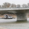 Nieuwe pijlers Waalbrug over nevengeul.
Liefst met mensen... Maar in 20 minuten in de regen geen mens gezien... Nijmegen, 30-11-2015 .