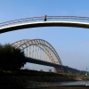 Laag water in de Waal. Mooi weer en bruggen. Onder de ooijpoortbrug, Wiebelbrug. Nijmegen, 23-10-2016 .