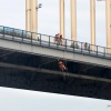 Alpinisten onderde Waalbrug. Nijmegen, 8-12-2016 .