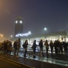 Wachten op de bus naar Arnhem, Treinstoring NS op station Nijmegen, lange rijen.. Nijmegen, 12-12-2016 .