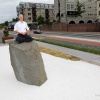 Rients Ritskes, oprichter van Zen-centrum, harkend in de zen-tuin aan de Waalkade (schuin tegenover de Grotestraat). Verhaal is: zentuin mag langer blijven ?n de tuin blijkt 'hufterproof'' te zijn (dus geen vandalisme of hondenuitlaatplaats. Nijmegen, 12-6-2017 .