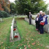 Bloemlegging Engelse begraafplaats Jonckerbosch door Carolyn, Rosemary en Bob bij hun onlans gelocaliseerde oom Wilfred Jeavons. Nijmegen, 17-10-2017 .