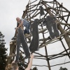 Kunstenaars Meg Merx en Rob Verwer bouwen een toren van Babel in museumpark Ori?ntalis. Nijmegen, 24-5-2017 .