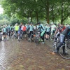 Emotioneel treffen en 1 minuut stilte voorafgaand aan de fietstoertocht dooroa.  de fietsclub Kelme ter ere van de overleden fietster Iris Schreurs zaterdag jl. . Nijmegen, 25-7-2017 .