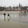 Kinderen Perus Canisiusschoolgingen naar het hoog water kijken.. Nijmegen, 9-1-2018 .