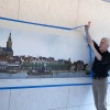 Kees Moerbeek,ophangen van het  ?Nijmegen, 1860 Panorama?   in de Bastei . Nijmegen, 17-1-2018 .