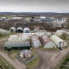 Aan de Cranenburgsestraat in Groesbeek, tegenover de Linde op het industrieterrein, heb je het nissenhuttenterrein. Carnavalsbouwers uit Groesbeek bouwen hier al maanden aan wagens, Groesbeek 29-1-2018 .