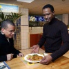 \"Kenneth Reingoud serveert eten in eethuis Willemsweg
28-12-2003\"