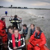 \"brandweerspeedboot op de rivier die voor veerboot
speelt en delen van een kunstwerk overvaart Millingen
29-06-2004\"