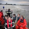 \"brandweerspeedboot op de rivier die voor veerboot
speelt en delen van een kunstwerk overvaart Millingen
29-06-2004\"