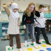 Kinderen spelen spelletjes, playstation, twister, allochtoon, op basisschool na CITOtoets