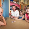 Joost Lutjenhuis graag op de foto met wat kid
Man in buitenschoolse opvang