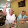 Mevr. Annie van Koolwijk tijdens haar bezoek aan de bingo in de ontmoetingsruimte in het tehuis waarin ze woonachtig is.