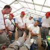 \"Vierdaagsefeesten Nijmegen 2005
rode-kruismensen krijgen blarenprikinstructies,\"