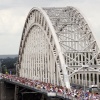 \"Vierdaagsefeesten Nijmegen 2005
Drukte op Waalbrug bij binnenkomst eerste dag_\"