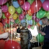 \"slijk Ewijk, 30-04-2005.
Opblazen ballonnen
foto: Gerard Verschooten ?  
01-05-2005\"