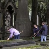 \"Pax Christi jongeren ruimen begraafplaats Daalseweg op\"