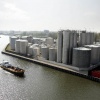 \"Nijmegen, 25-04-2005
Werf Gelria, havens, opslagtanks, boot vanuit de hijskraan.
foto: Gerard Verschooten ? FC\"