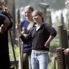 \"Pax Christi jongeren ruimen begraafplaats Daalseweg op,
en flirten er lustig op los\"