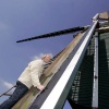 \"van stiphout bij zijn molen de zeldenrust legt de zeilen voor, bij deze molen vindt zondag een toneelstuk plaats.\"