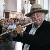 \"Opening Vierdaagsefeesten 2005 in de st Stevenskerk met  Thijs van Leer die  door de kerk loopt\"