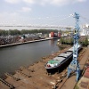 \"Nijmegen, 25-04-2005
Werf Gelria, havens, opslagtanks, boot vanuit de hijskraan.
foto: Gerard Verschooten ? FC\"
