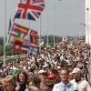 \"Vierdaagsefeesten Nijmegen 2005
Drukte op Waalbrug bij binnenkomst eerste dag_\"