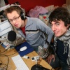 \"Nijmeegse podcasters Berry & Uli (oftewel Jaap Stronks en Willem Dudok)
terwijl ze bezig zijn met podcasting._\"