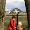 \"groesbeekseweg 271_nieuwe villa, fotograferen vanaf straat, staat tegen
de heuvel op en zou 2 meter te hoog gebouwd zijn._\"