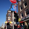 \"Jacques Splinter onthult een verkeersbord voor stilte op de hoek van de Molenstraat en de Walstraat\"