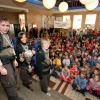\"Kinderen van een basisschool in Elst krijgen een beker omdat ze de Energy-zap-survival wedstrijd gewonnen hebben\"