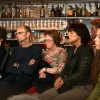 \"Filosofisch cafe over thema: \' Waarom ontroert muziek? \' Deelnemers concentreren zich bij beluisteren muziekvoorbeeld, cafe Trianon\"