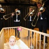 \"repetitie van een muziekstuk dat wordt uitgevoerd
rond een levende baby in een wieg._Nederlands blaaskwartet._\"