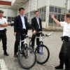 \"Vlaamse politieke delegatie uit Brussel bezoekt Nijmegen. In aanwezigheid van wethouder Paul Depla wordt op het politiebureau uitleg gegeven over het fietsproject waarbij agenten per mountainbike patrouill.eren\"