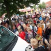 \"Millingen, ouders en kids gaan in protestmars van speeltuin
steense gemeente aan steenstraat naar gemeentehuis_ Burgemeester vd Steen spreekt de kinderen vanuit een politiebusje toe\"