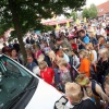 \"Millingen, ouders en kids gaan in protestmars van speeltuin
steense gemeente aan steenstraat naar gemeentehuis_ Burgemeester vd Steen spreekt de kinderen vanuit een politiebusje toe\"