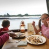 \"Pannenkoekboot. kinderen eten pannenkoek\"