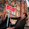 \"Nijmegen, 23-08-2006 , Onthulling verkeersbord door Qader Shafic vanwege dat de dag erna (donderdag 24/8) de eerste nationale inburgeringsdag is in Nederland. Shafic is Afghaan van geboorte en al 12 jaar Nederlander en werkzaam als adviseur bij bij Osmose, landelijk bureau voor integratievraagstukken. Op het bord staat \"ZE POH NE SJWOM\" Dat betekent \"ik begrijp t niet\" de tekst staat ook op het vreemde taal kaartje dat de soldaten in Uzurgan bij zich dragen. Het bord is ontworpen door Jacq. Splinter.\"