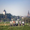 \"Fietsers op de banddijk met op de achtergrond de Donion en de Stevenskerk, Mooi weer!\"