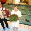 \"Mevrouw Dieneke Thijssen zwemt al 30 jaar mee en is
al even lang vriijwillliger. Vrolijke zwemfoto, eventueel met muzikant\"