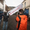 \"vrienden seveke hangen twee spandoeken op op de plek
waar seveke verleden jaar is vermoord\"