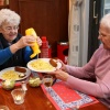 "Scholieren van Kandinsky, VMBO bedienen ouderen met friet en kroketten op de Rentmeesterlaan
laVerbe, Talis"