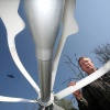 "Wijchen Nijmegen, 26-03-2007. Wijchenaar mag experimenteren met windenergie, dhr. Barkmeijer zet turbienetje op zijn dak"