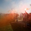 "leden van de groep UTO houden actie om mee te dingen
naar prijs van leukste gat van nederland. Ze doen dat tijdens
voetbalwedstrijd OSC-Nijmeegse Boys. Ze steken fakkels af, hebben een
spandoek en nog veel meer."