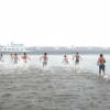 \"Tien studenten van Heerendispuut Faunus nemen om
15.45 uur een nieuwjaarsduik in de Waal\"