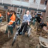 \"Tuin van Jaap levy wordt zo opgeknapt dat hij met zijn driewieler overal makkelijk bij kan en zijn planten kan kweken door groenopleiding Werkenrode\"